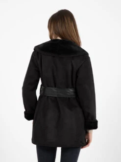 Montone Corto In Ecopelliccia Con Fusciacca Nero -Couture per Lei kaos montone corto in ecopelliccia con fusciacca nero3