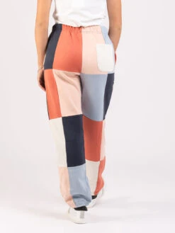 OBEY Joggers Lockdown French Navy Multi -Couture per Lei obey joggers lockdown french navy multi3