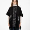 Vicolo Cappotto Over Con Frange E Cappuccio Nero -Couture per Lei vicolo cappotto over con frange e cappuccio nero1